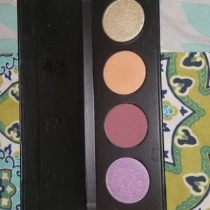 Younique quad pallet with shadows